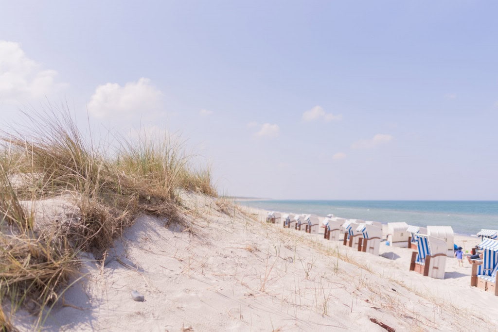 Ostseestrand mit Strandkörben des Strandhotel Fischlands