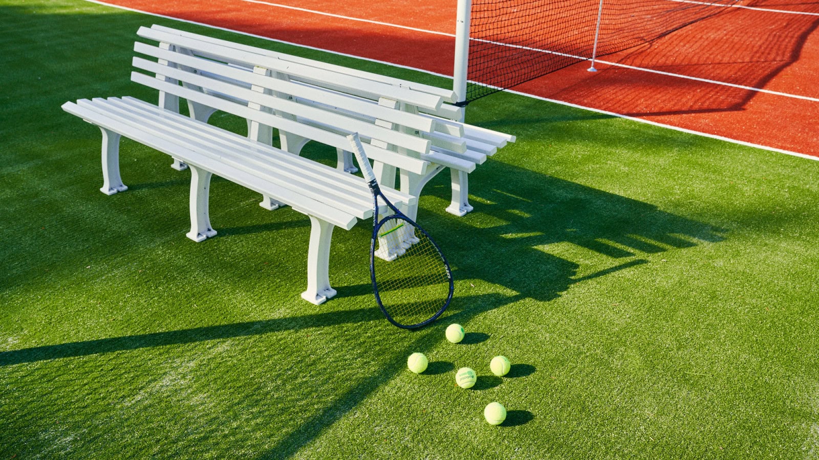 Tennisplatz mit Bank im Strandhotel Fischland