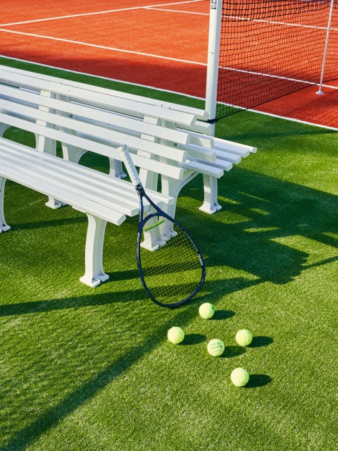 Tennisplatz mit Bank im Strandhotel Fischland