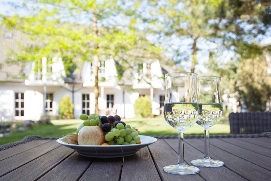 Garten der Ferienwohnungen im Strandhotel Fischland