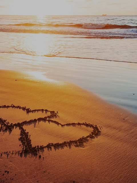 zwei, in den Sand gemalte, Herzen am Ostseestrand