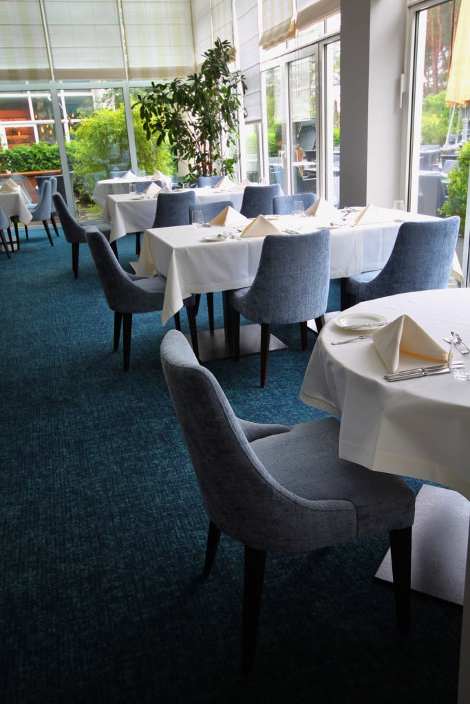 eingedeckte Tische im Restaurant des Strandhotel Fischlands