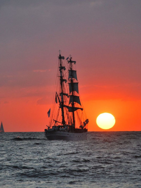 Segelschiff auf der Ostsee bei Sonnenuntergang