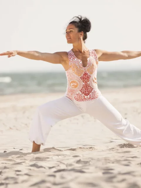 Yogalehrerin des Strandhotel Dünenmeers am Strand