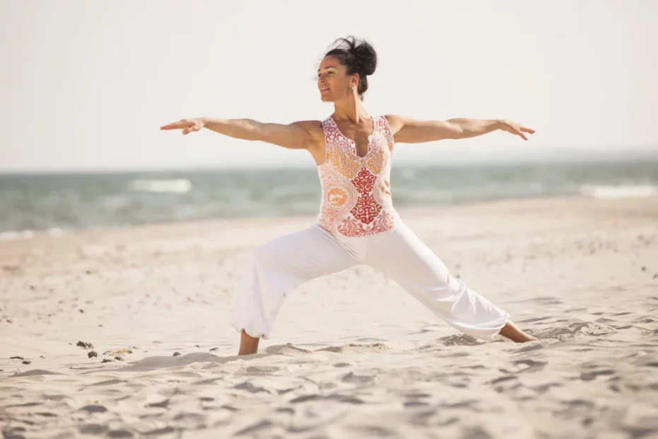 Yogalehrerin des Strandhotel Dünenmeers am Strand