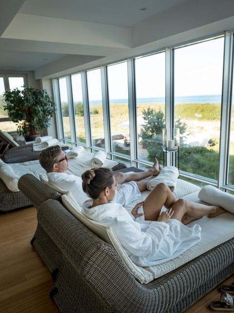 Paar im Wellnessbereich des Strandhotel Dünenmeers mit Blick auf die Ostsee