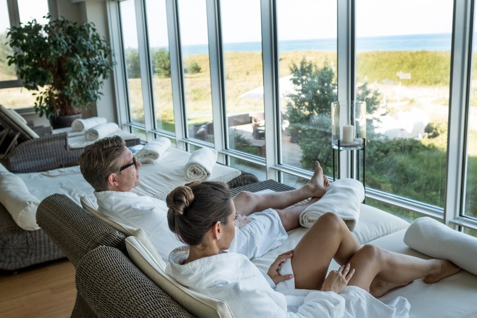 Paar im Wellnessbereich des Strandhotel Dünenmeers mit Blick auf die Ostsee