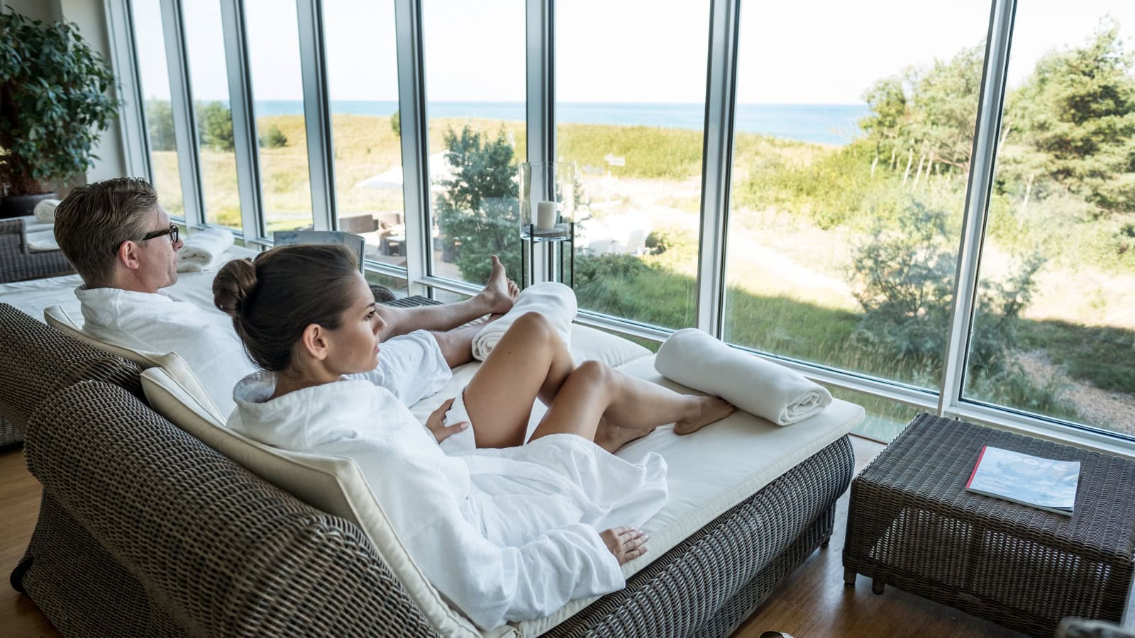 Paar im Wellnessbereich des Strandhotel Dünenmeers mit Blick auf die Ostsee