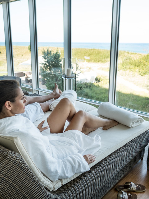 Paar im Wellnessbereich des Strandhotel Dünenmeers mit Blick auf die Ostsee
