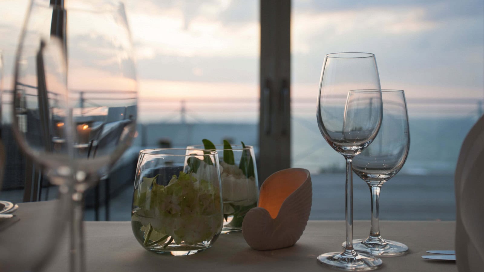 Weingläser in der Ostseelounge im Strandhotel Fischland