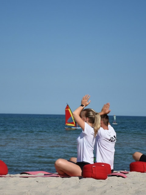 Yoga am Strand im Strandhotel Fischland