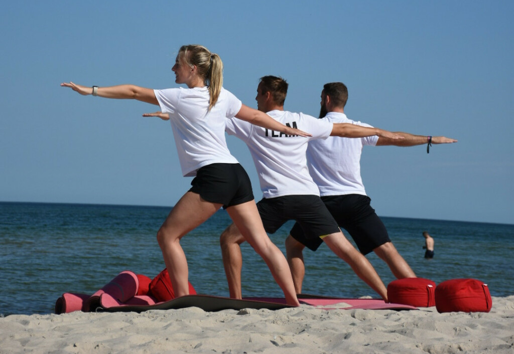 Yoga am Strand im Strandhotel Fischland