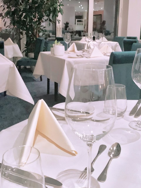 eingedeckte Tische im Restaurant des Strandhotel Fischlands