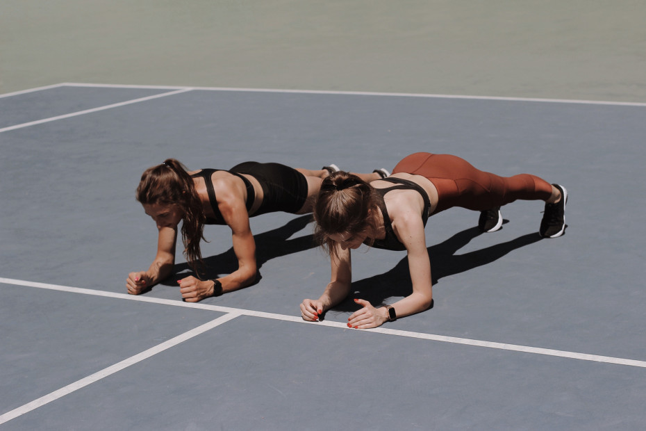 Yoga und Tennis auf dem Platz