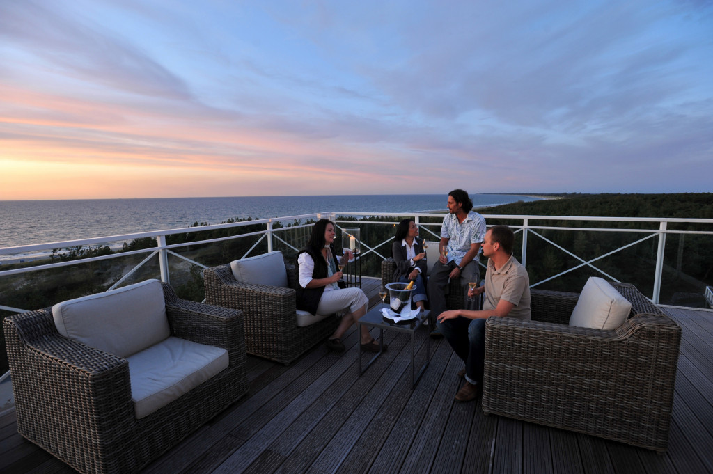 Terrasse der Ostseelounge im Strandhotel Fischland bei Sonnenuntergang
