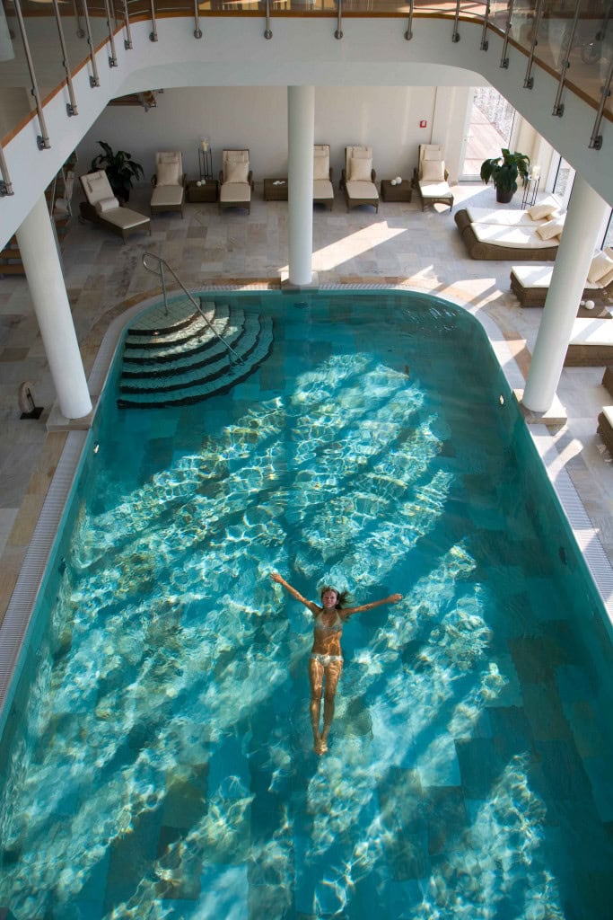 Indoorpool und Liegelandschaft im Strandhotel Dünenmeer