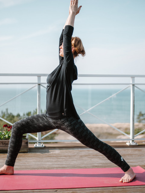 Yoga auf der Terrasse des Strandhotel Fischlands
