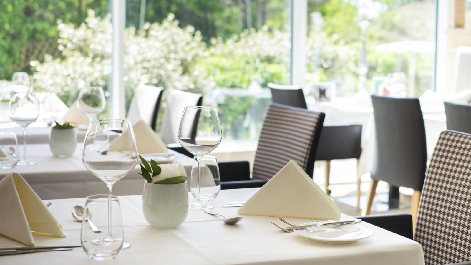 eingedeckte Tische im Restaurant im Strandhotel Dünenmeer