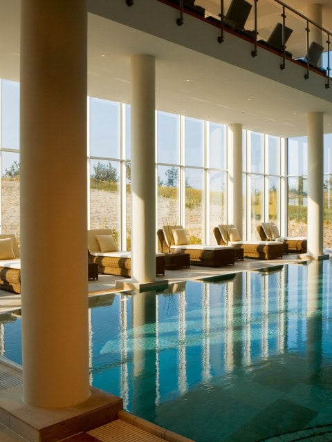 Indoorpool und Liegelandschaft im Strandhotel Dünenmeer