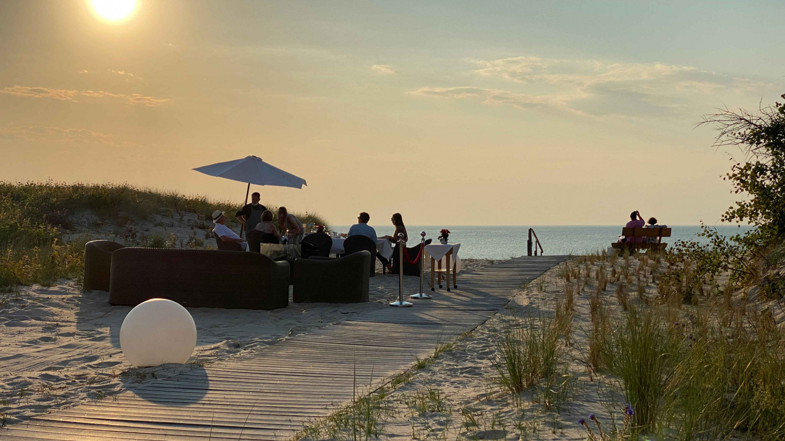 Terrasse und Strandzugang des Strandhotel Dünenmeers