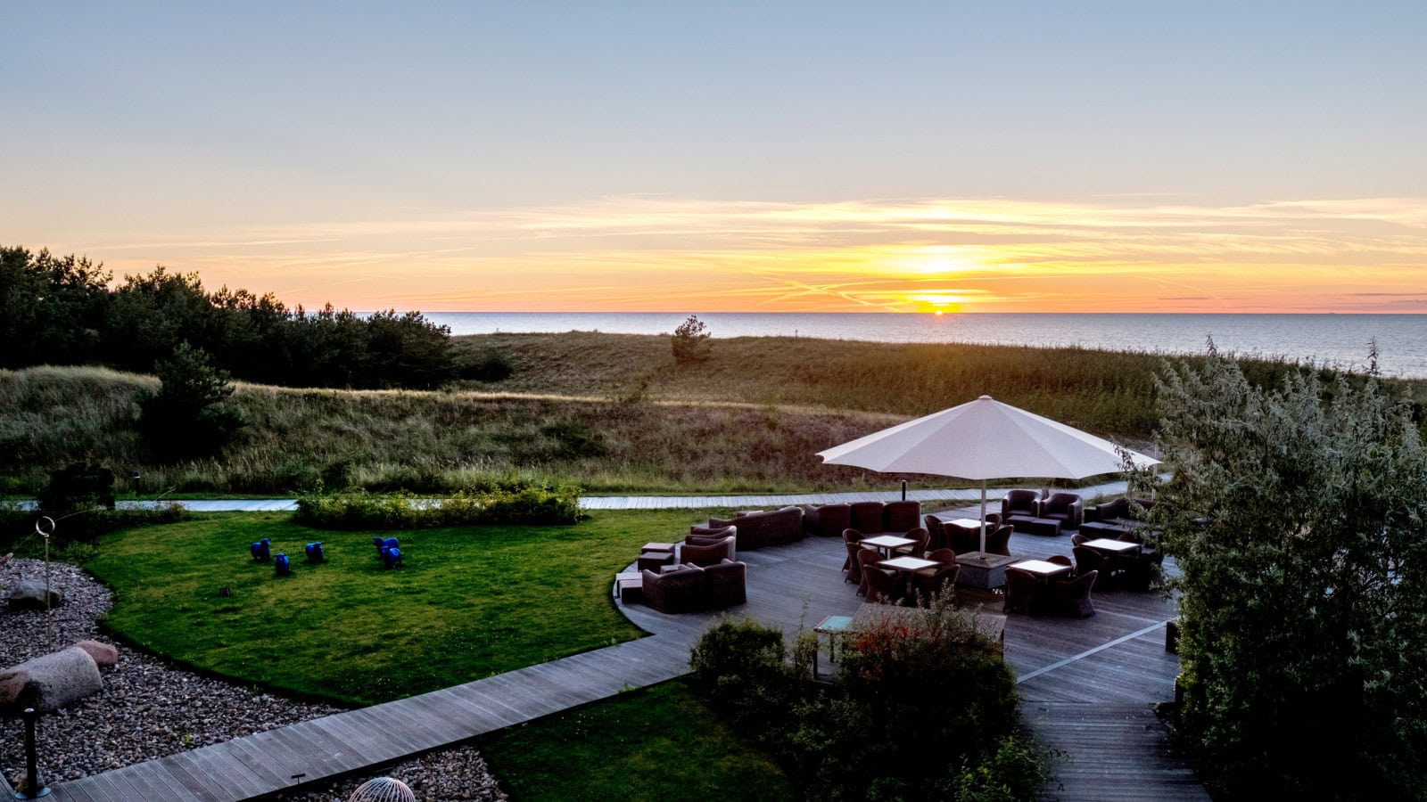 Terrasse des Strandhotel Dünenmeers bei Sonnenuntergang