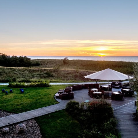 Terrasse des Strandhotel Dünenmeers bei Sonnenuntergang