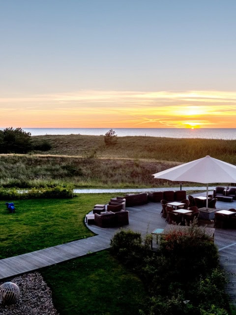 Terrasse des Strandhotel Dünenmeers bei Sonnenuntergang