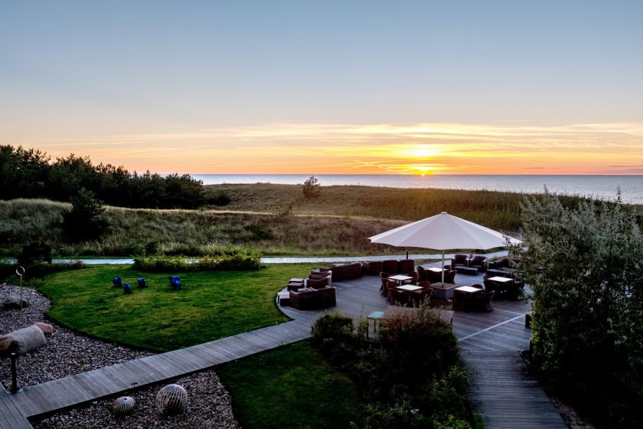 Terrasse des Strandhotel Dünenmeers bei Sonnenuntergang