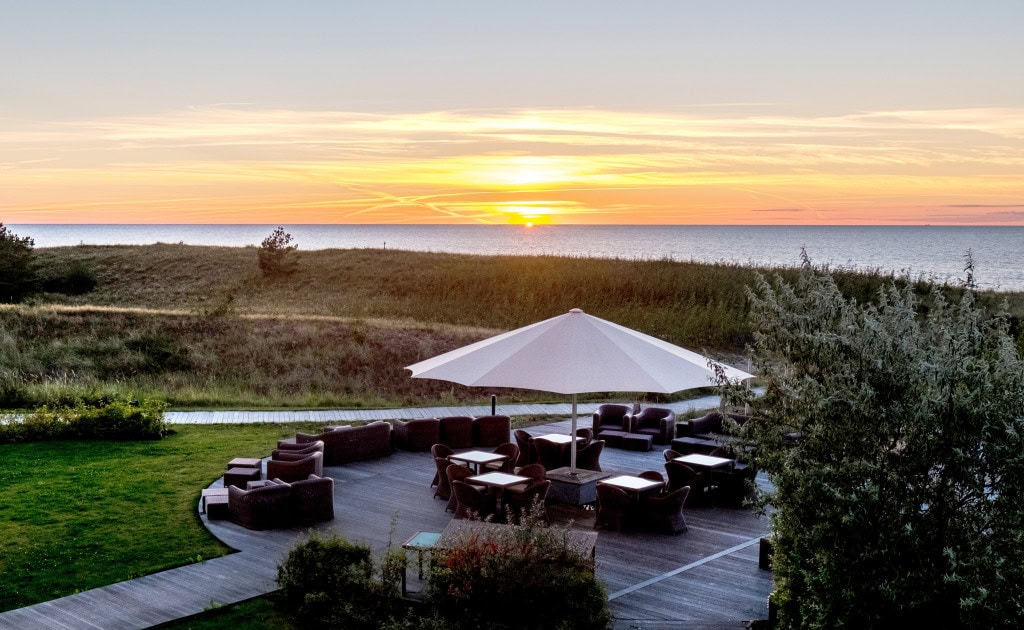 Terrasse des Strandhotel Dünenmeers bei Sonnenuntergang