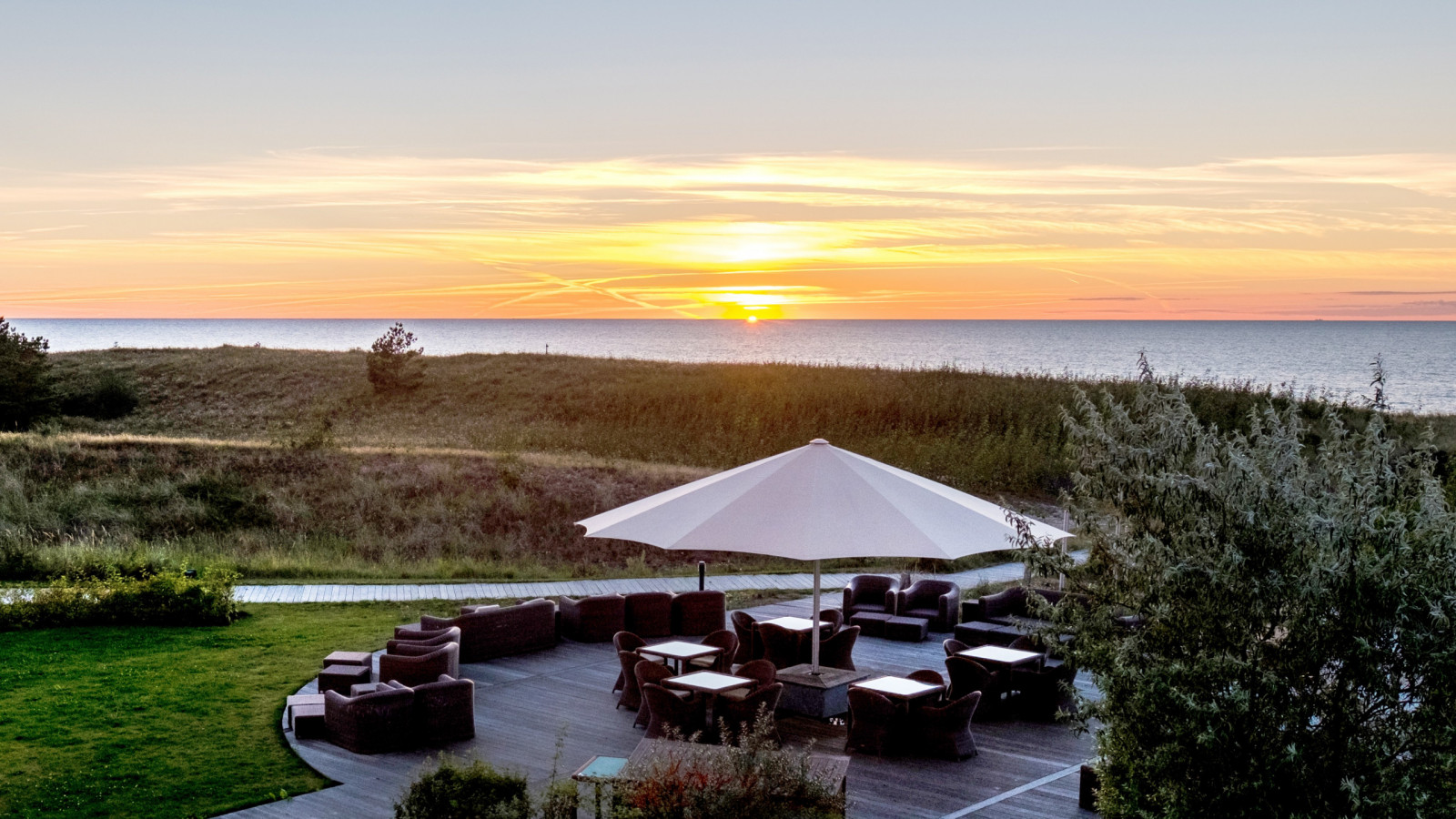 Terrasse des Strandhotel Dünenmeers bei Sonnenuntergang