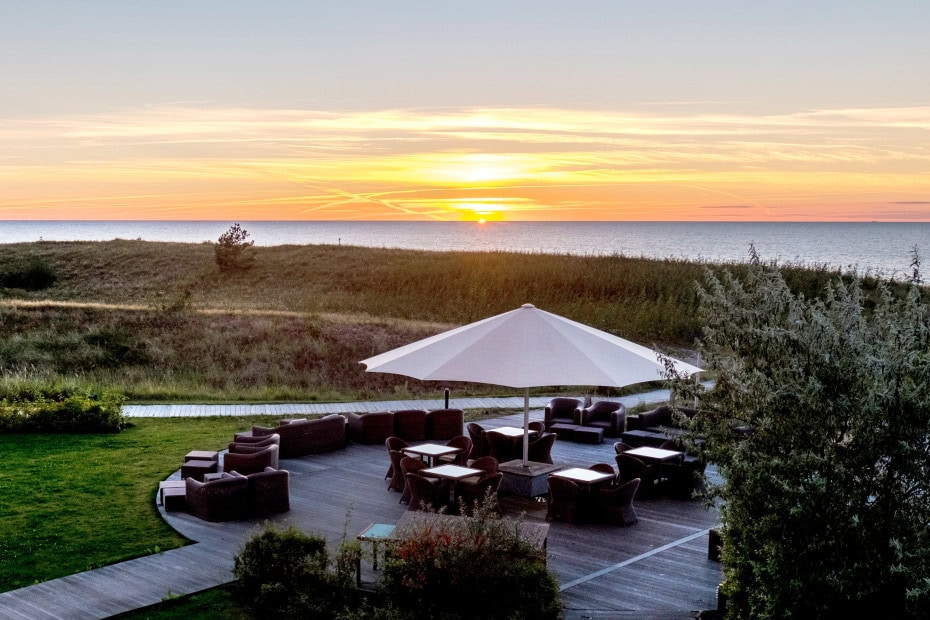 Terrasse des Strandhotel Dünenmeers bei Sonnenuntergang