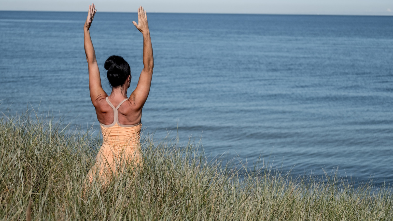 Yogalehrerin in den Dünen des Strandhotel Fischlands