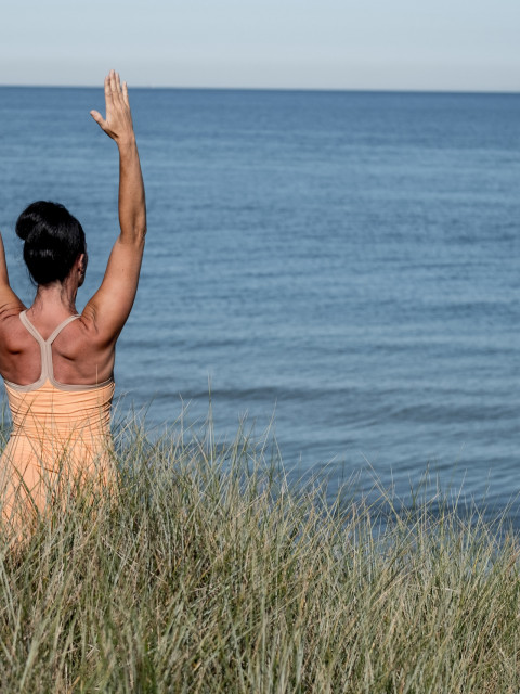 Yogalehrerin in den Dünen des Strandhotel Fischlands