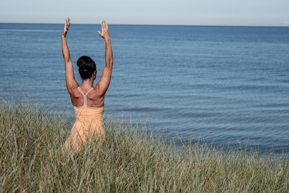 Yogalehrerin in den Dünen des Strandhotel Fischlands