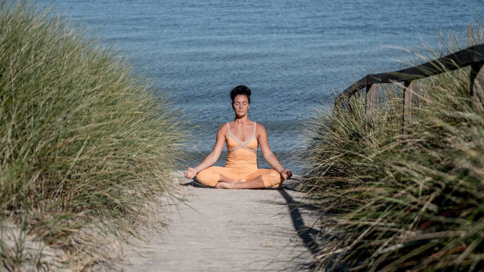 Yogalehrerin in den Dünen des Strandhotel Fischlands