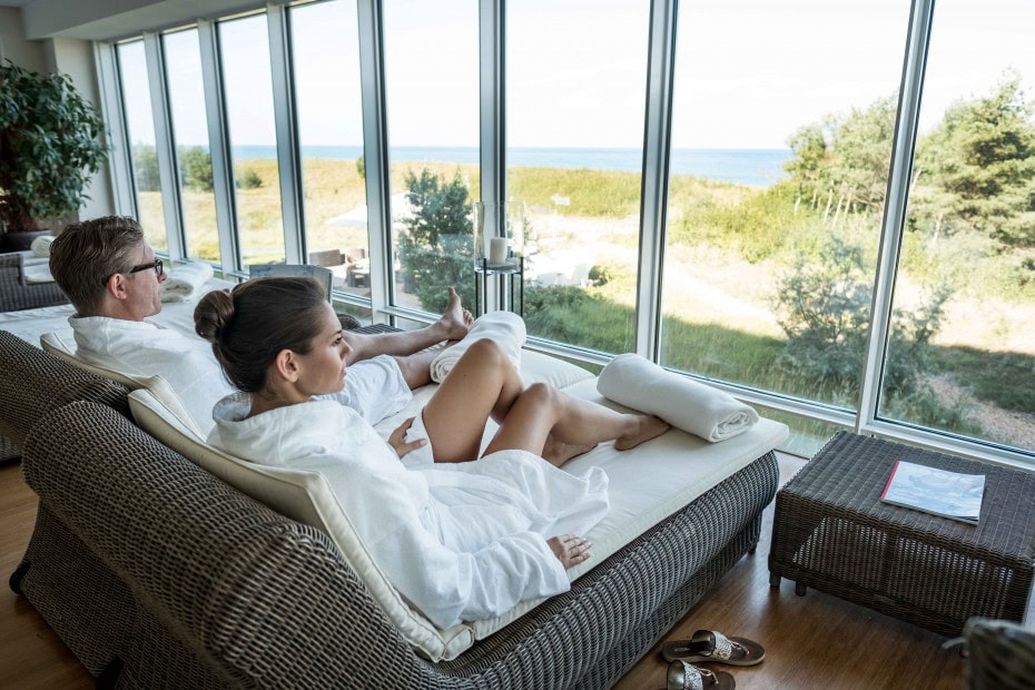 Paar auf Liege mit Blick auf die Ostsee im Strandhotel Dünenmeer