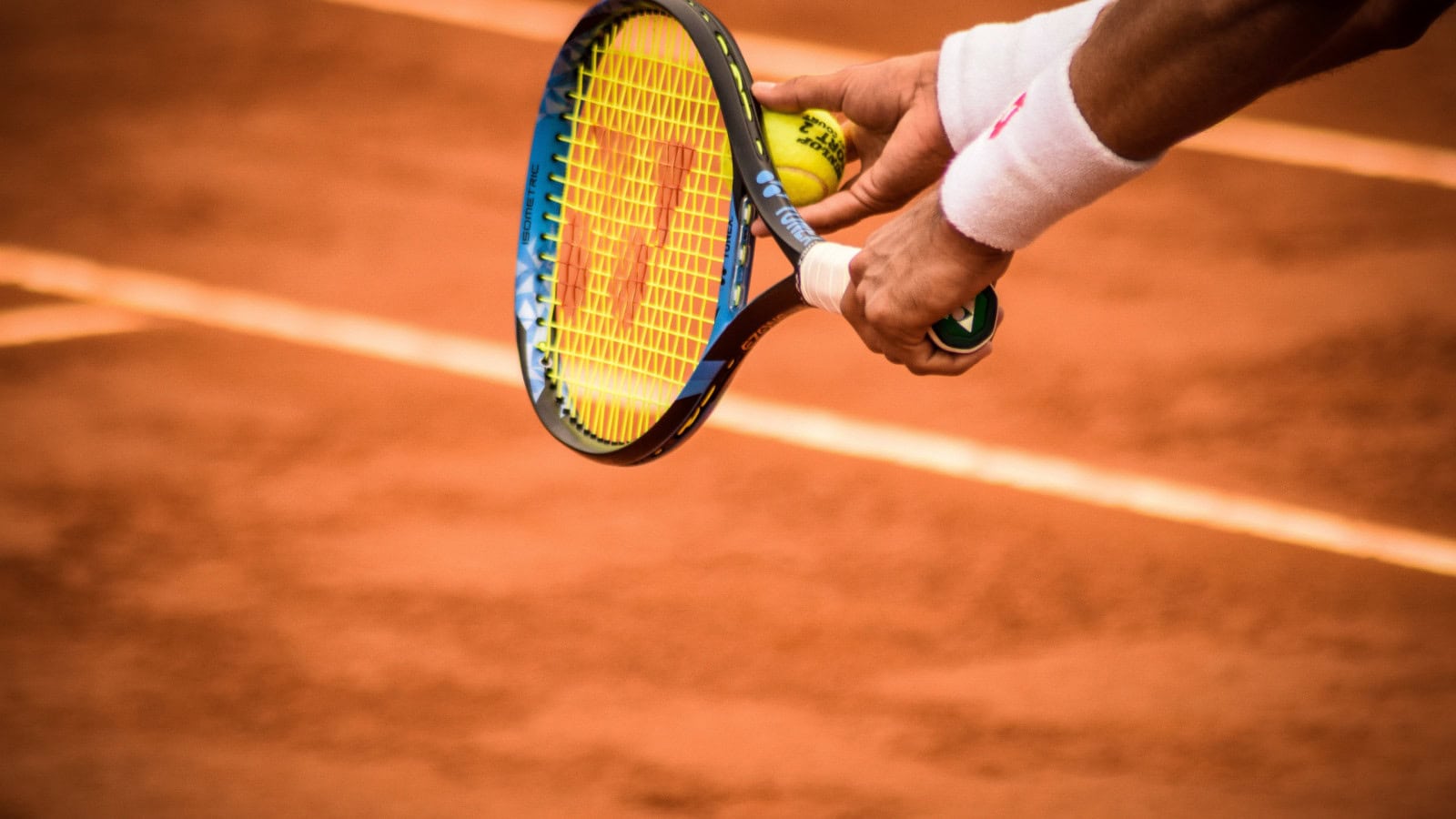 Tennisaufschlag im Strandhotel Fischland