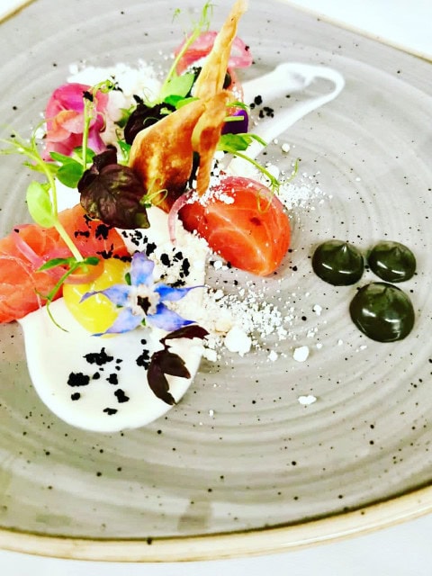 Vorspeise mit Lachs in der Kaminlounge im Strandhotel Dünenmeer