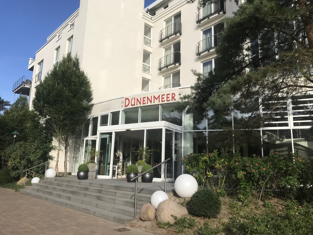 Außenansicht des Eingangs im Strandhotel Dünenmeer