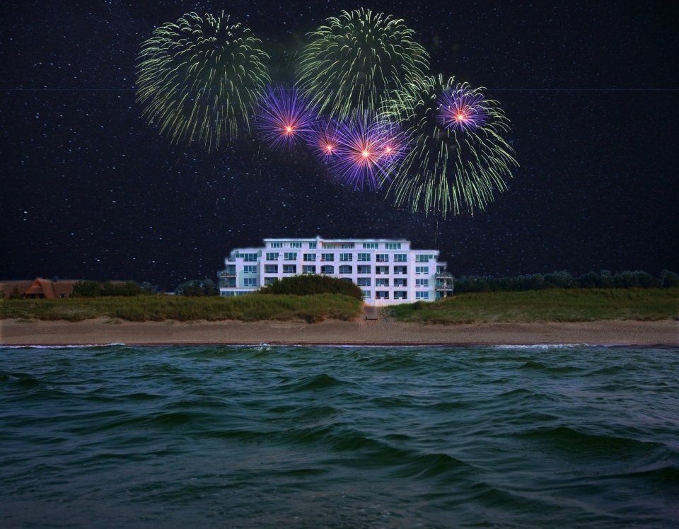 Feuerwerk über dem Strandhotel Dünenmeer