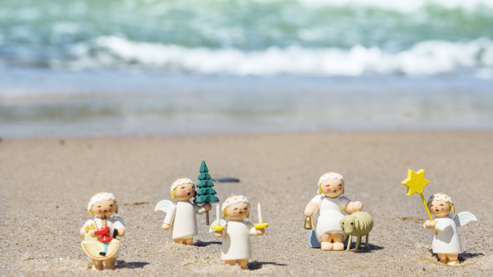 kleine Engelsfiguren am Ostseestrand