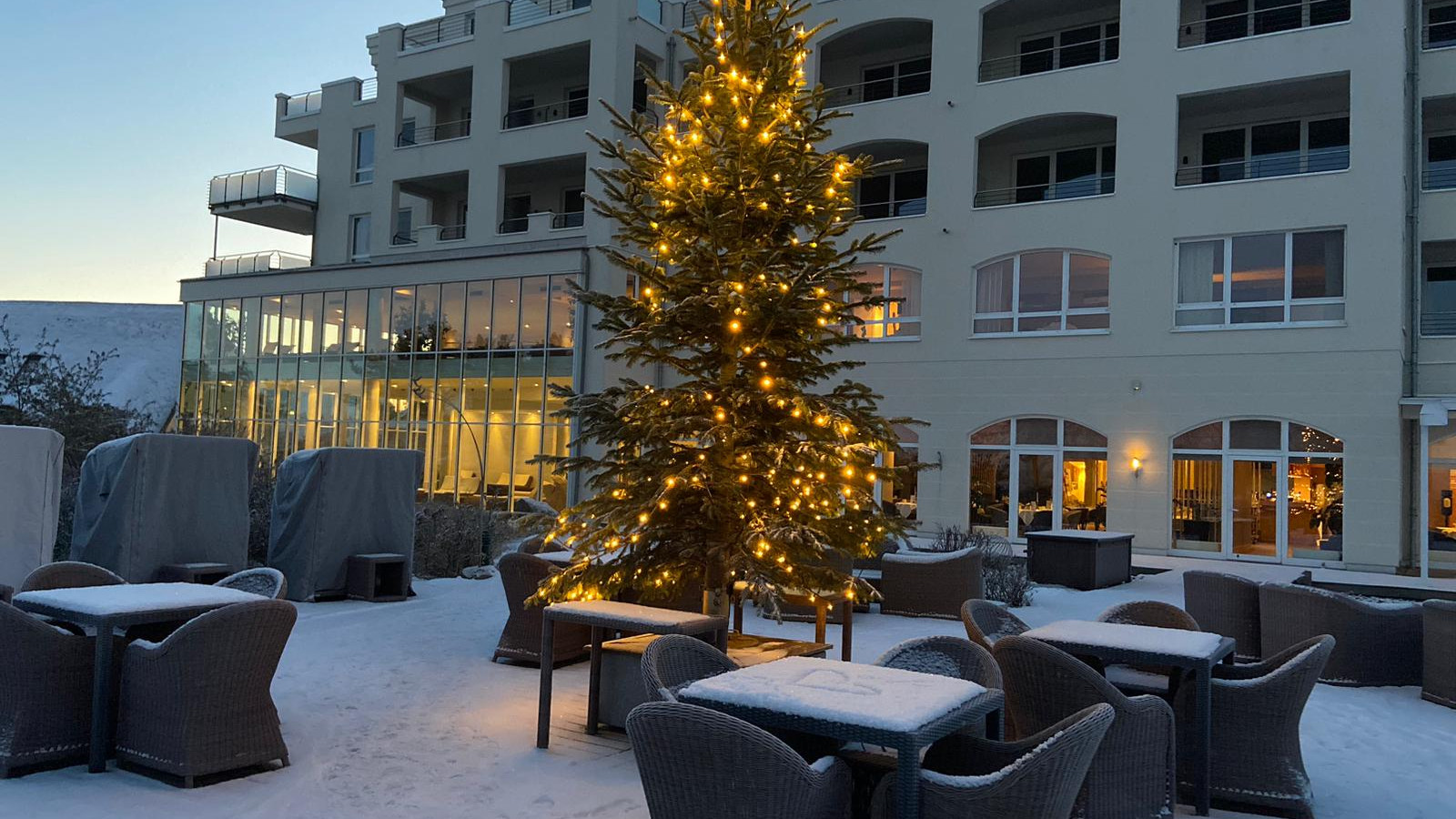 Weihnachtsbaum auf der Terrasse des Strandhotel Dünenmeers