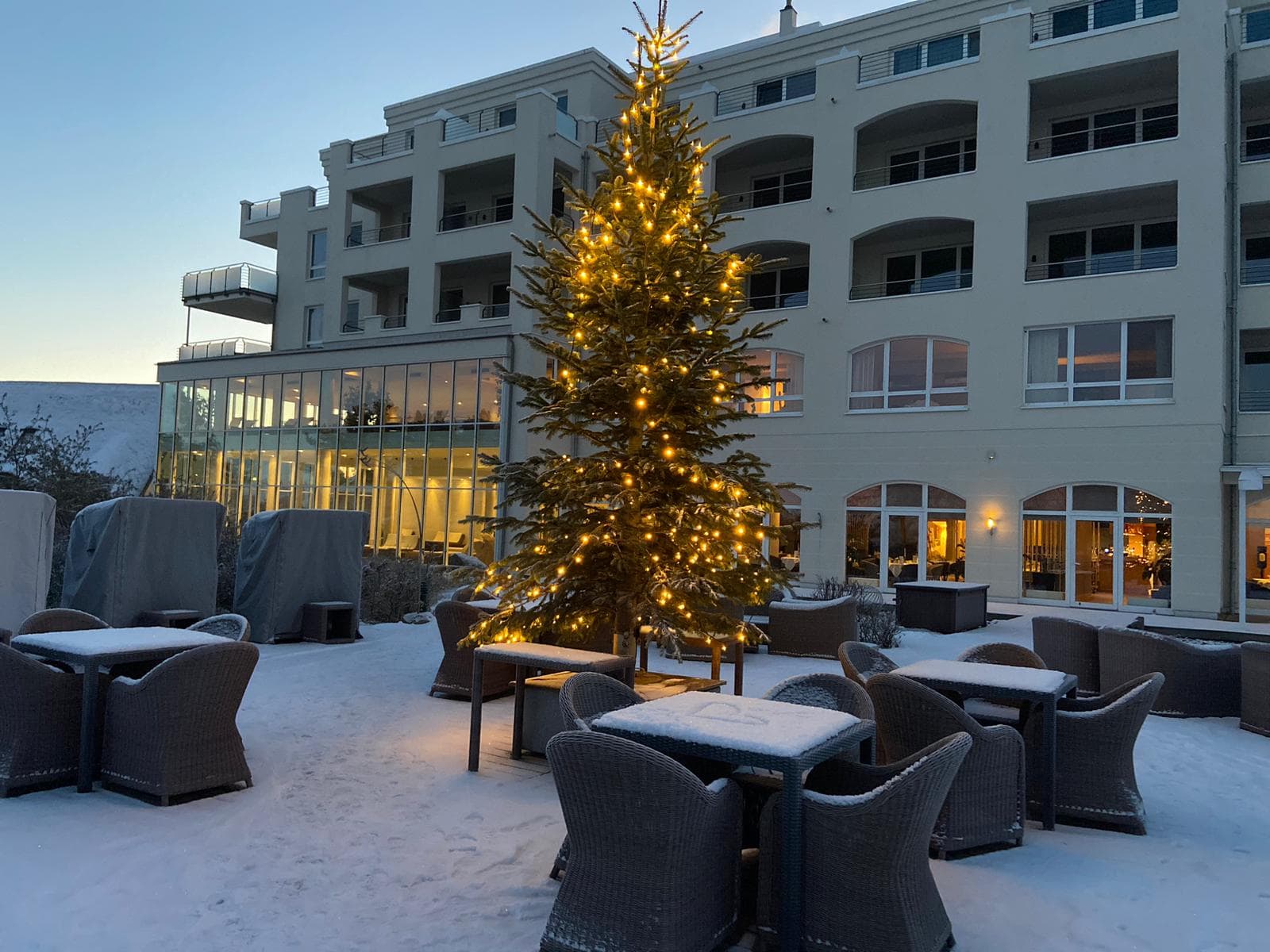 Weihnachtsbaum auf der Terrasse des Strandhotel Dünenmeers