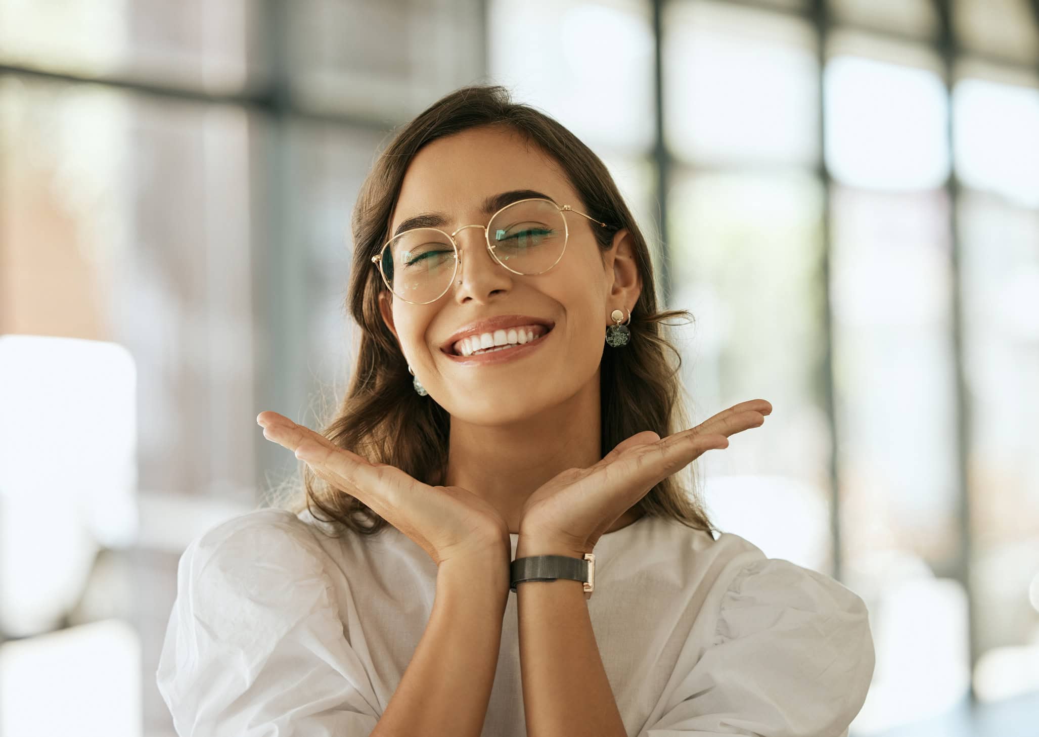 lächelnde Frau mit Brille