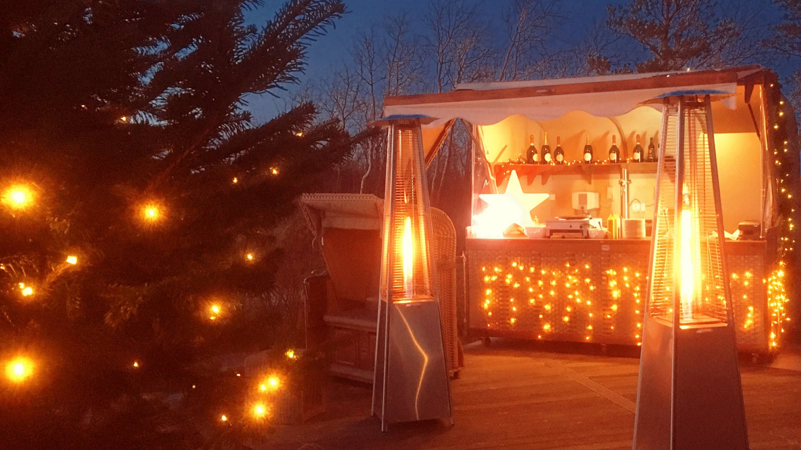 beleuchteter Strandkorb zu Weihnachten auf der Terrasse des Strandhotel Dünenmeers