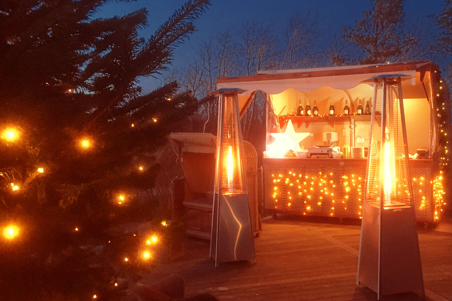 beleuchteter Strandkorb zu Weihnachten auf der Terrasse des Strandhotel Dünenmeers