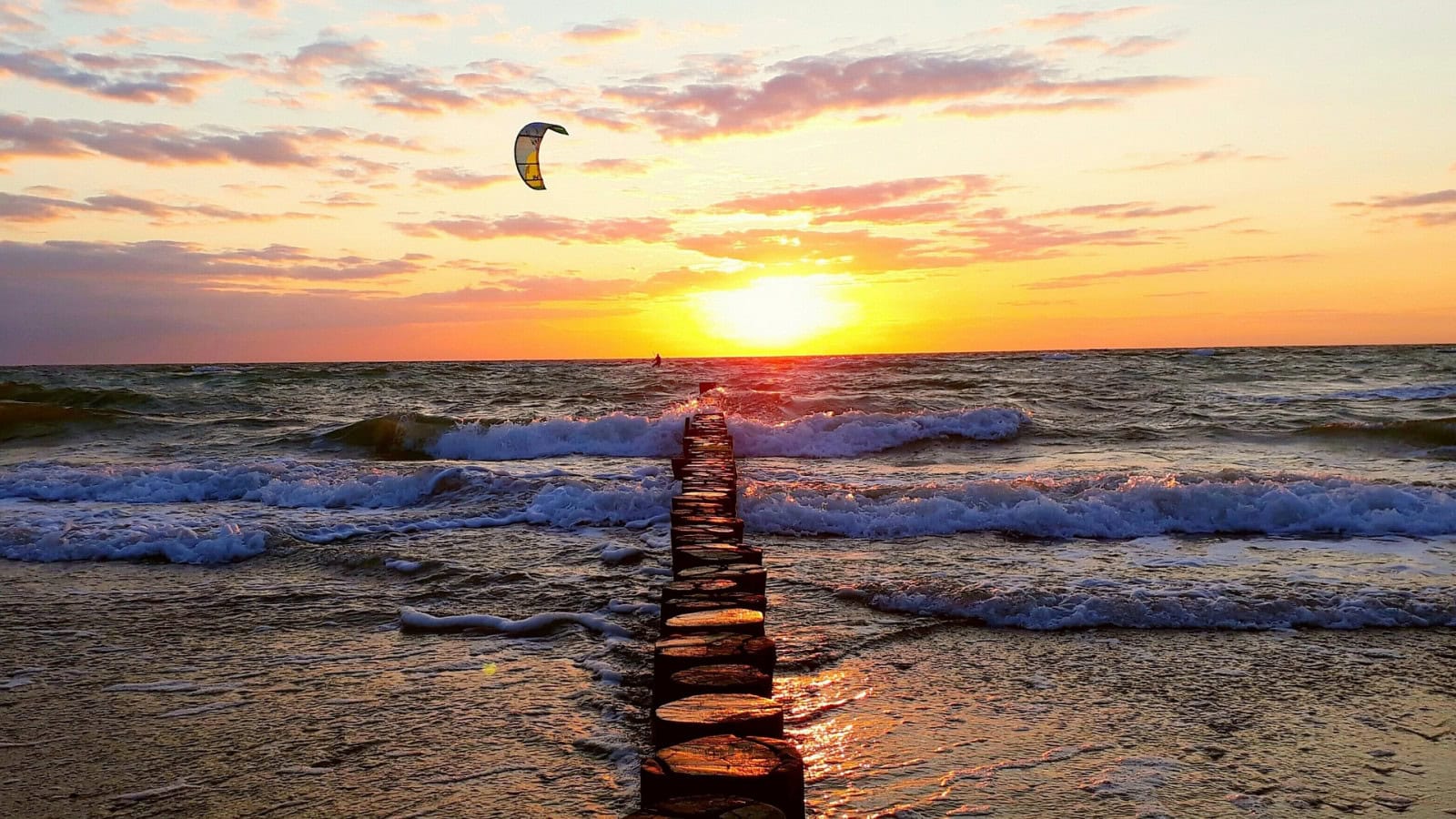 Buhnen in der Ostsee bei Sonnenuntergang