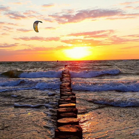 Buhnen in der Ostsee bei Sonnenuntergang