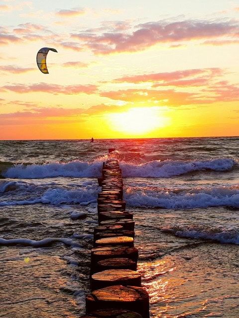 Buhnen in der Ostsee bei Sonnenuntergang