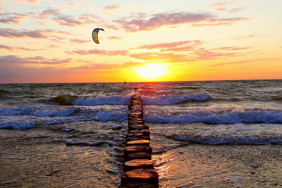 Buhnen in der Ostsee bei Sonnenuntergang